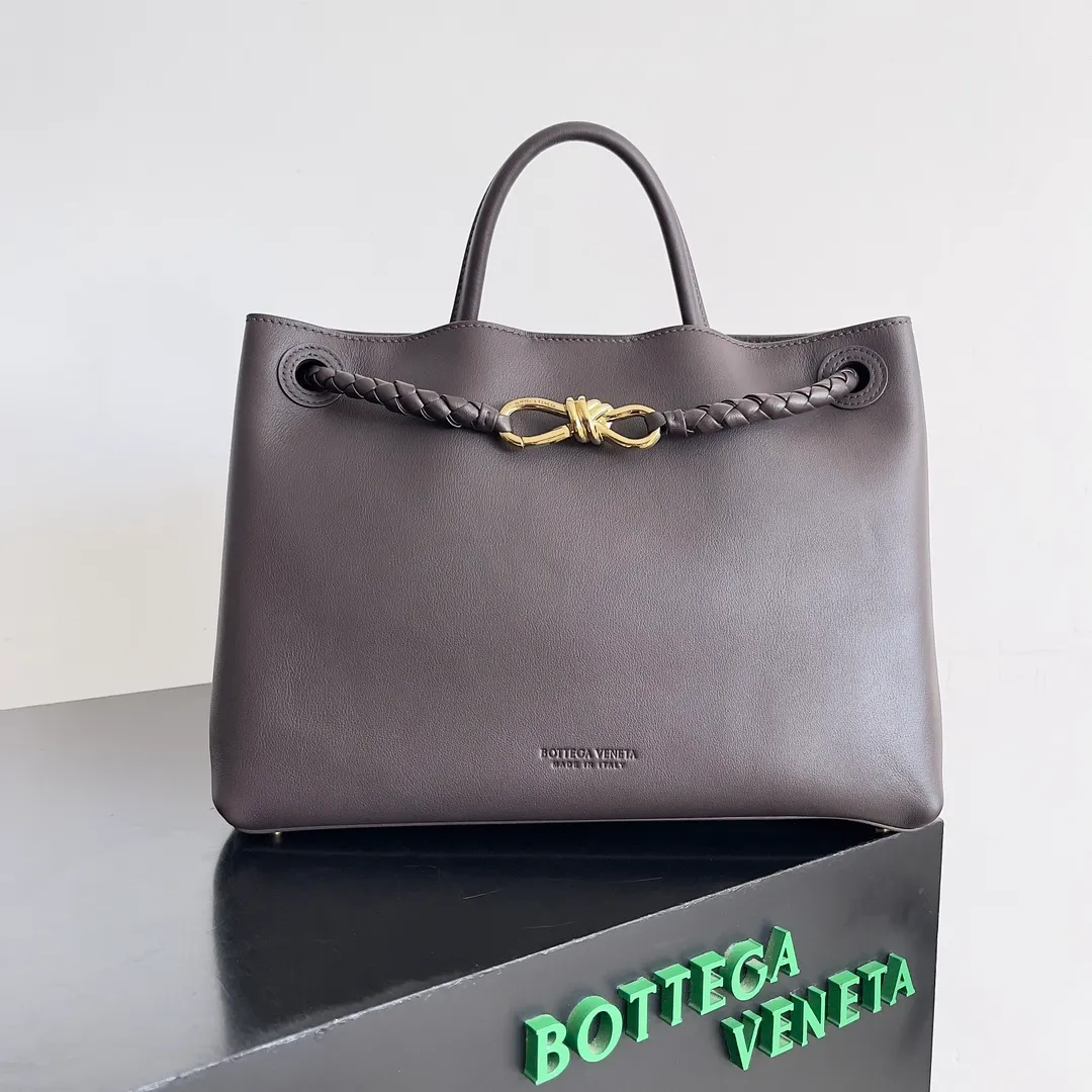 Batch 2560 BV The all-leather Andiamo is new, a very casual splayed buckle bag, which also means that its weight is very light, which greatly reduces our burden when going out for shopping. It can be carried cross-body, hand-held, or carried under the armpit. Taking into account the different backpacking habits of people, the simple design brings us more inspiration. Matched with various keychains and dolls, it will become the finishing touch in the outfit. Medieval style and modern style can also be perfectly blended🫧🫧 Style number: 810214 Size: 32*24*12cm